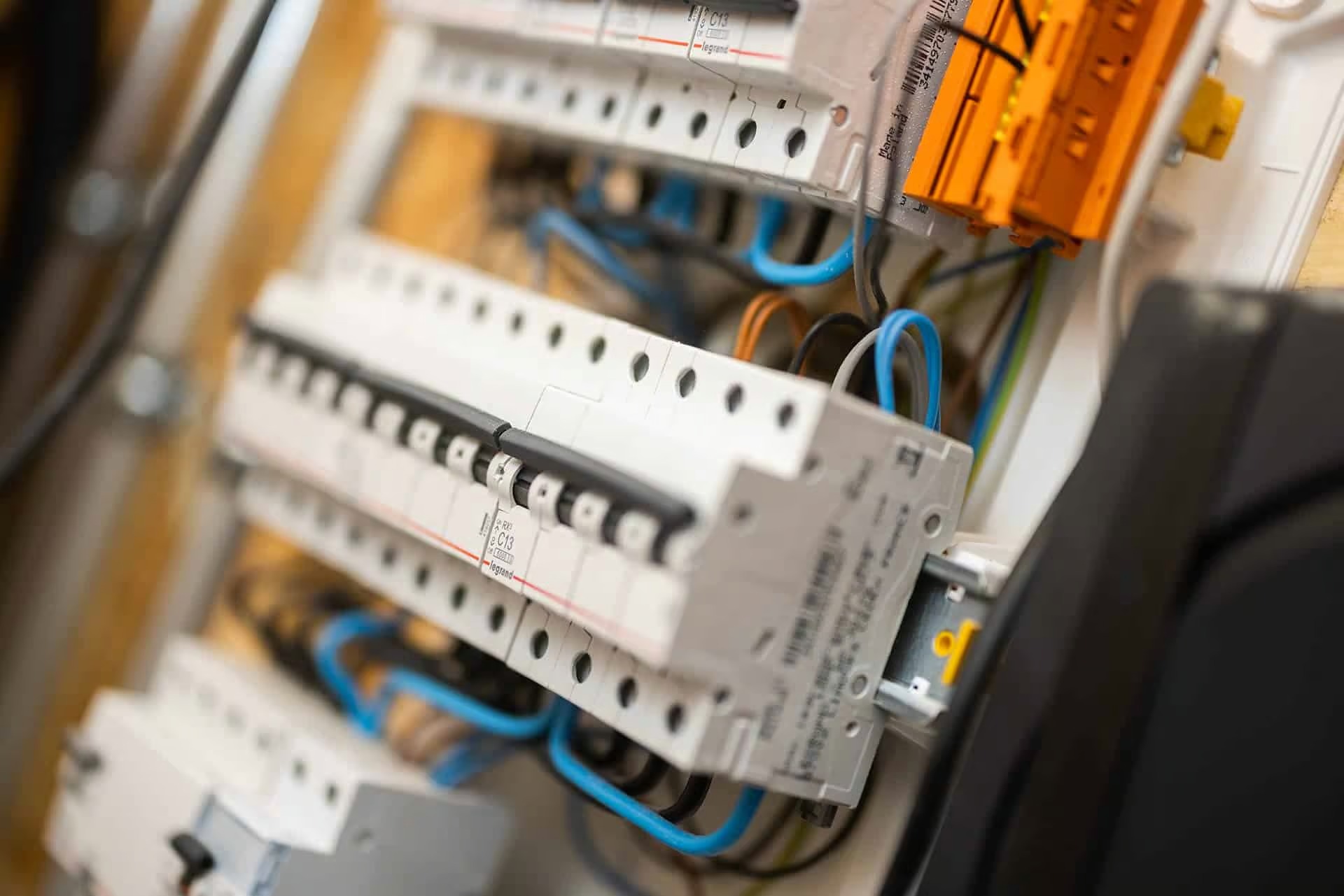 Akut elektrikerhjælp i hellerup – hvornår skal du ringe?